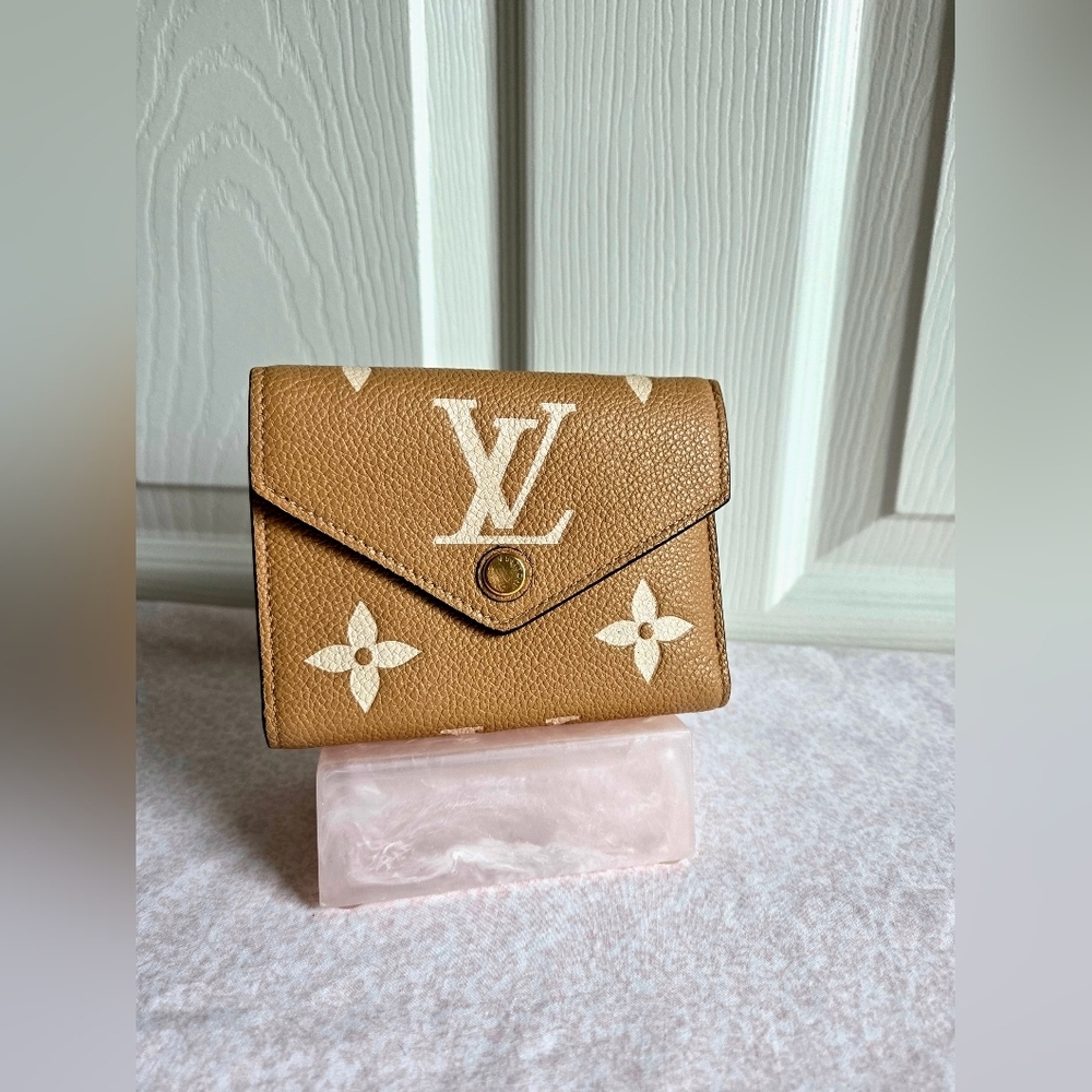 Louis Vuitton Victorine Wallet Arizona Beige Empreinte – EUC - Picture 4 of 7